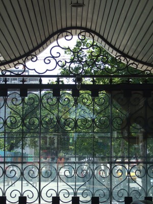 窗的監視器(台北捷運站入口)