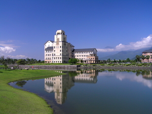 2.行政大樓．湖光