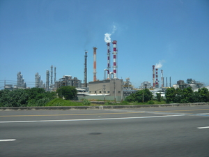 排放烏煙的工廠