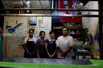 吳俊賢胡博雅夫婦及外籍幫工Sukamti與Istikomah