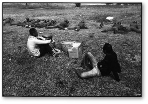 觀看士兵操練的小販，古崗，1989