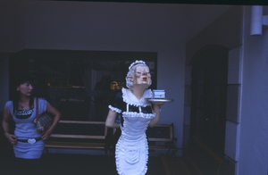 餐廳外的伺者塑像