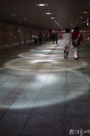 佇立捷運地下道