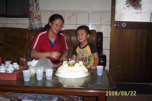 生日歌唱完了！崧峰出現奇怪表情！