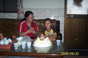 媽咪和崧峰一起唱生日歌！