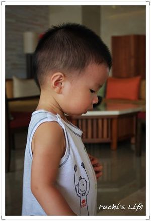 低頭沈思黃小霖