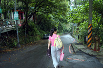 坐一小段公車後步行約三十秒，