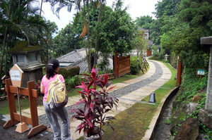 往前沒多久就會看見正門入口，