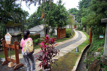 往前沒多久就會看見正門入口，