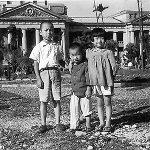 世明,世正和美智攝於台北新公園 1945