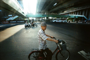 台北 車站天橋下 早起的鳥有蟲吃