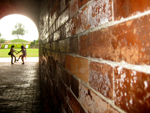 洞口玩耍的女孩（億載金城）