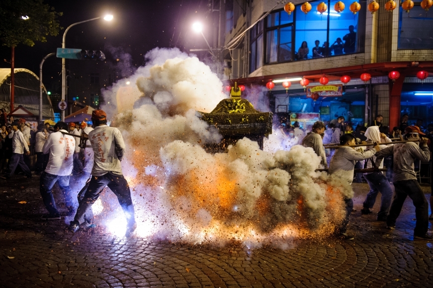 北港溪頭人似海，香煙直達朝天宮