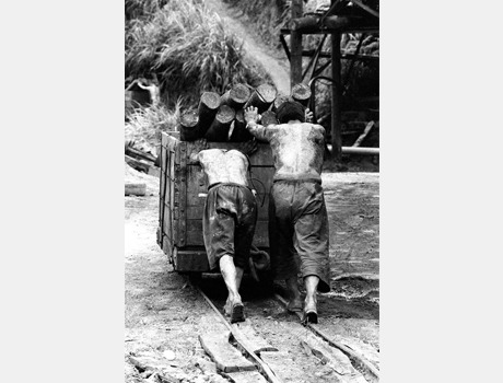 礦場謳歌─一首煤與汗交織的史詩 ◎ 朱健炫攝影展